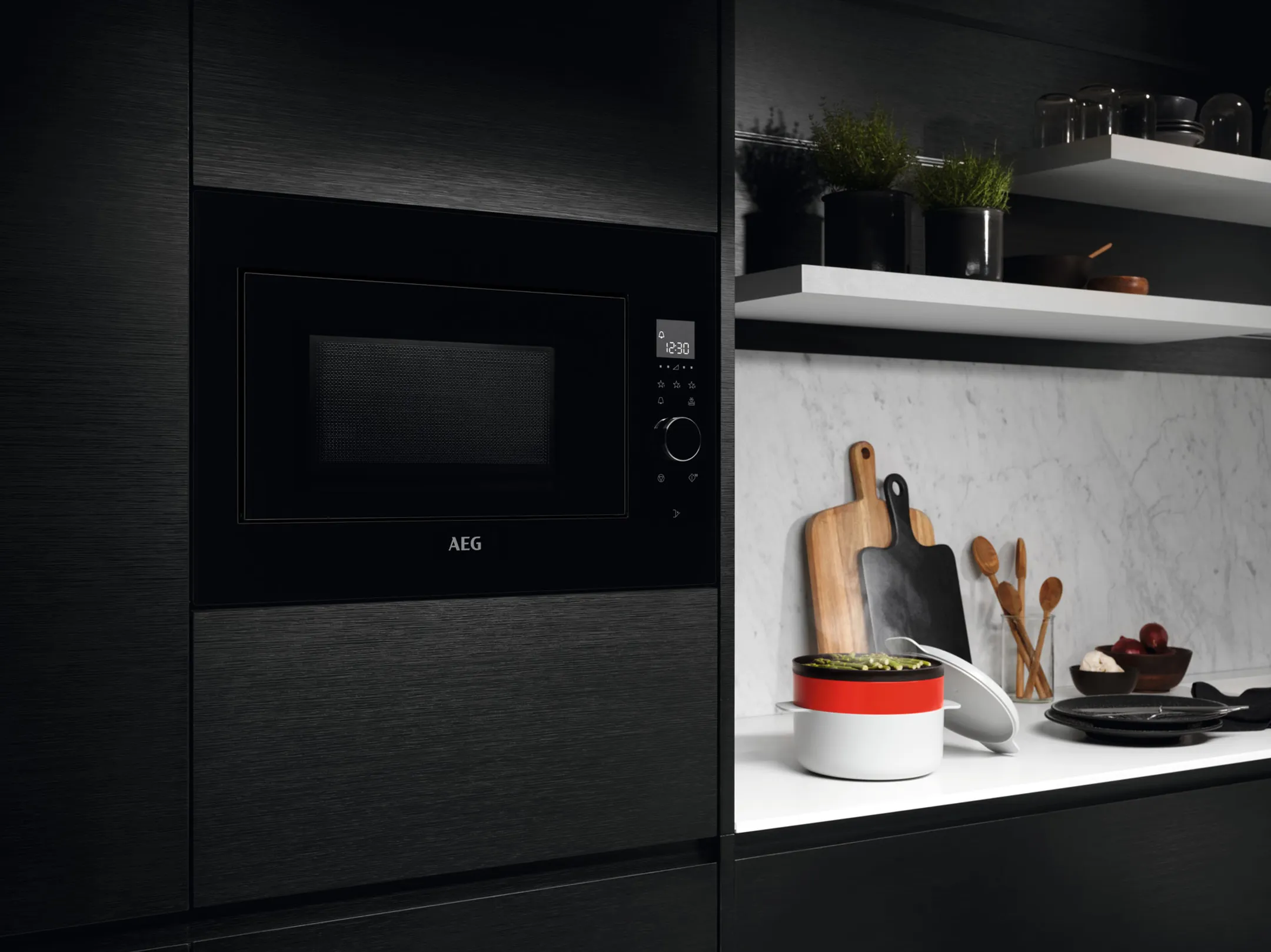 AEG Micro-ondes encastrable Serie 8000 MBE2658SEB - Noir image