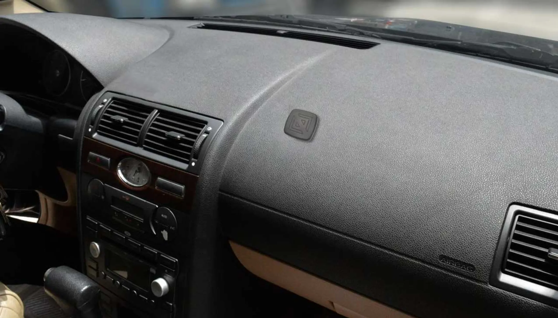 ESSENTIEL-B Magnethalterung für das Armaturenbrett image