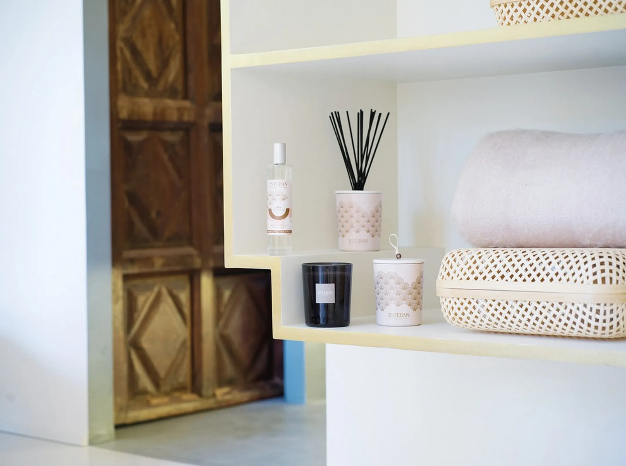 ESTEBAN Refillable decorative scented candle 180g Iris Cachemire image