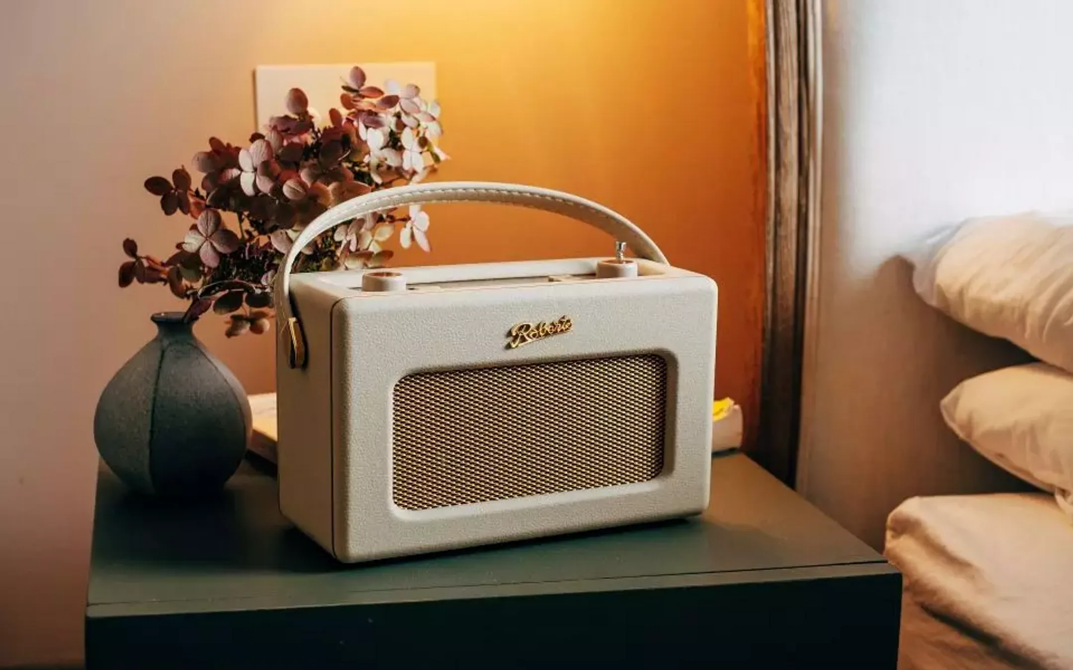 ROBERTS RADIO Revival iStream 3L Bluetooth Internet Radio - Cream image