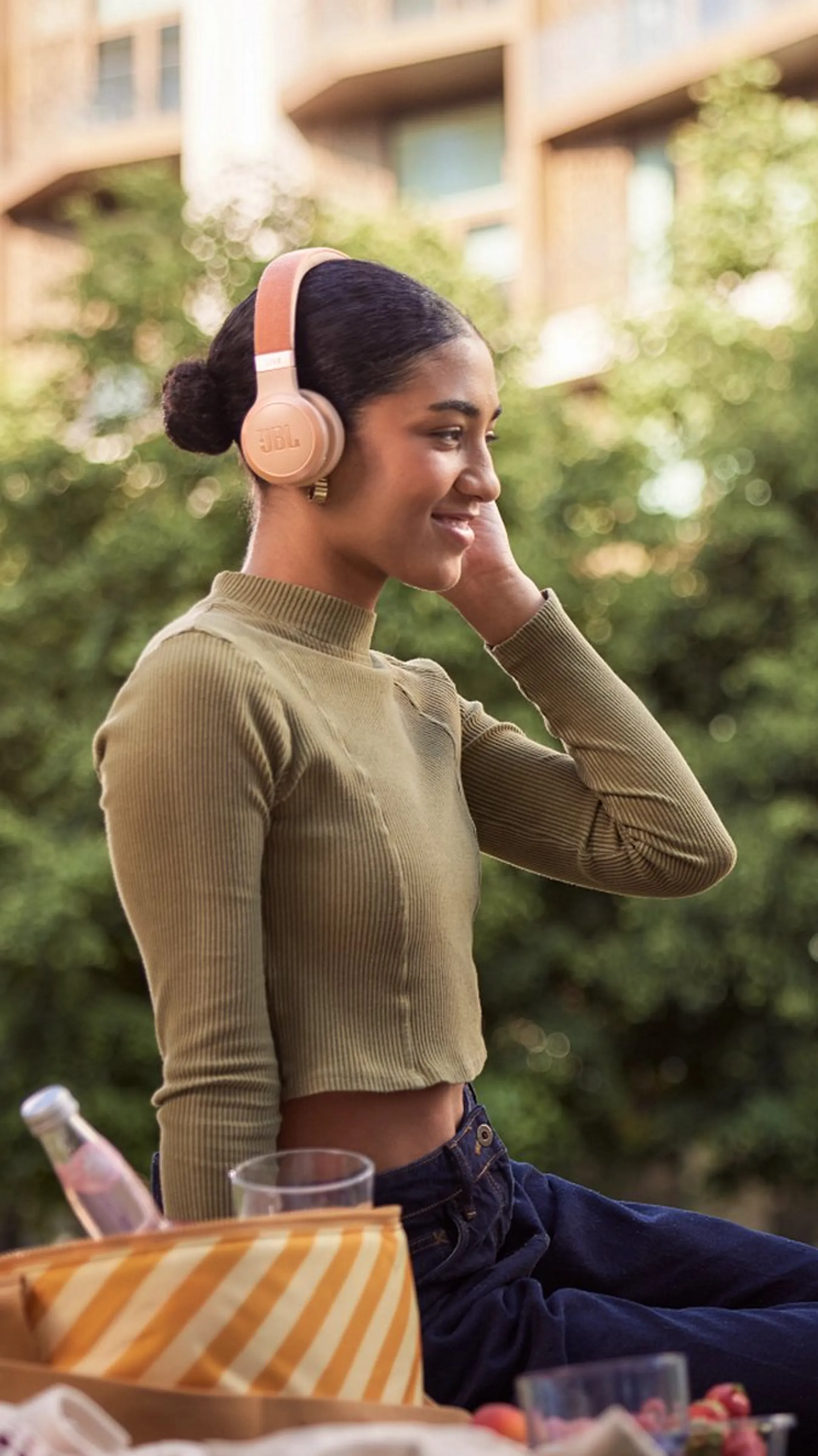 JBL Live 670NC Wireless Headset - Sandstone image