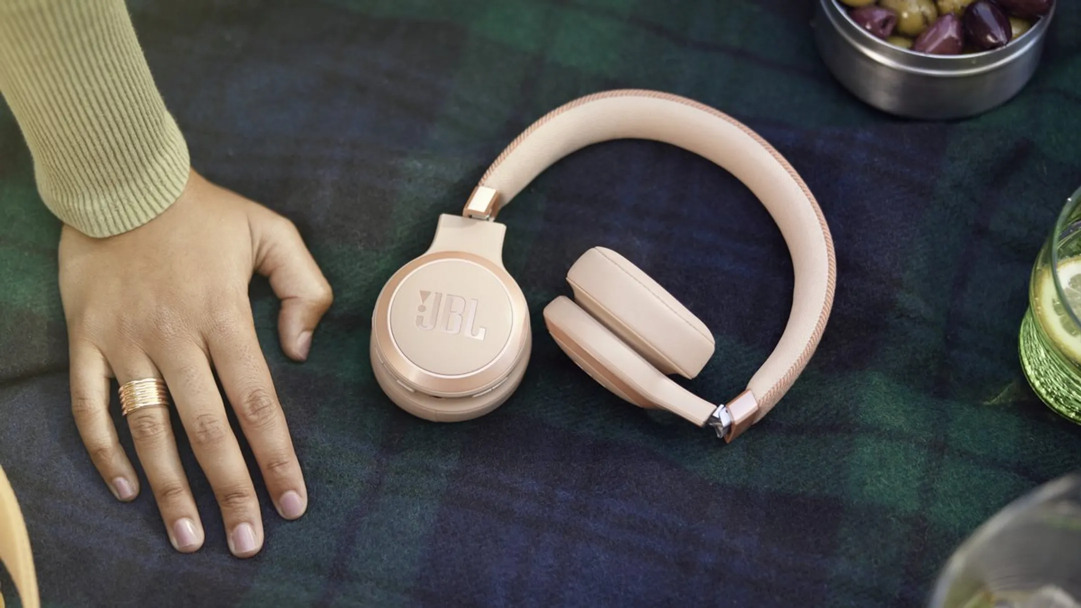 JBL Live 670NC Wireless Headset - Sandstone image
