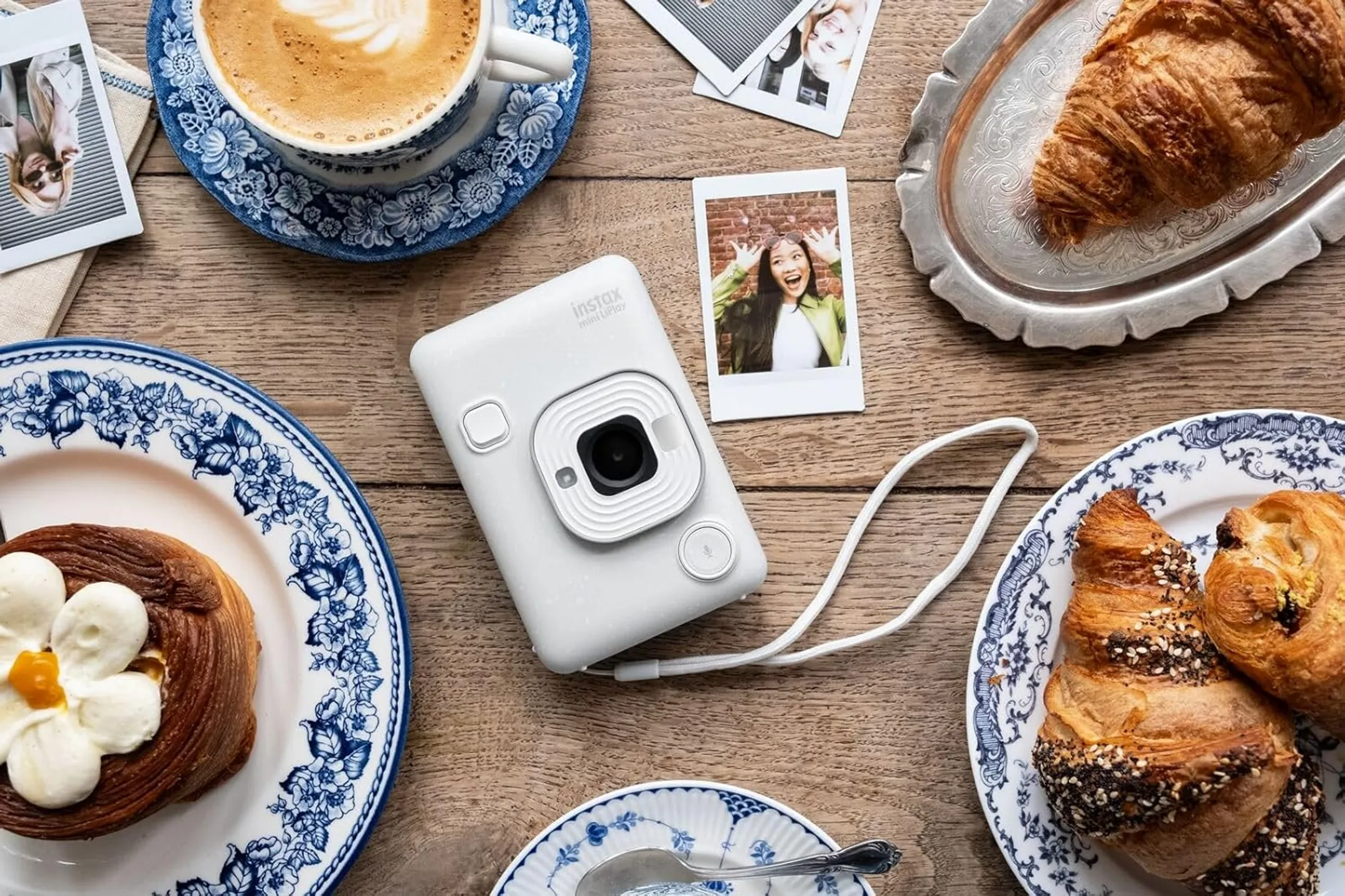 Fujifilm Instant camera Instax Mini LiPlay - White image