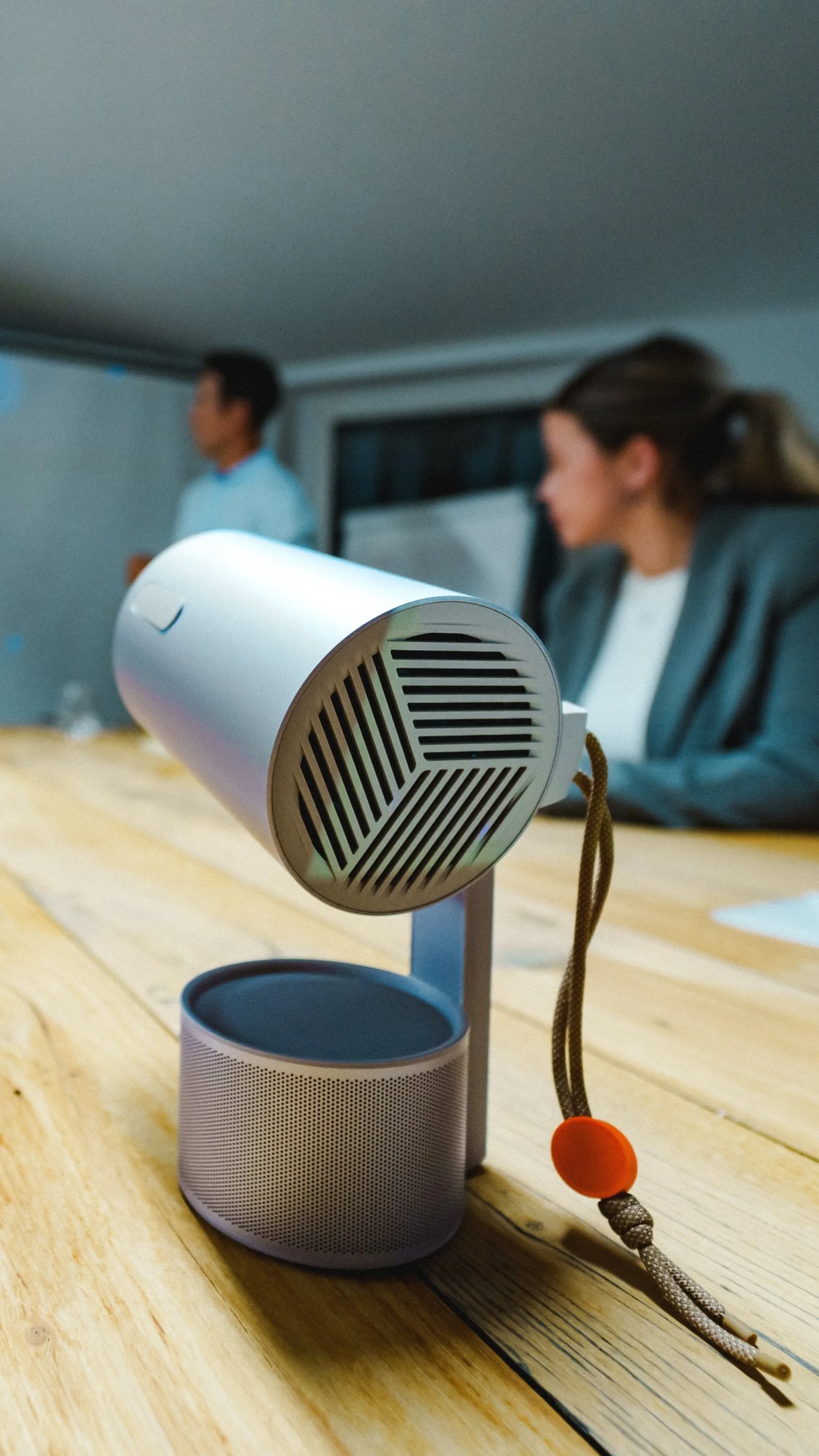 XGIMI Projecteur portable MoGo 3 Pro avec PowerBase Stand image