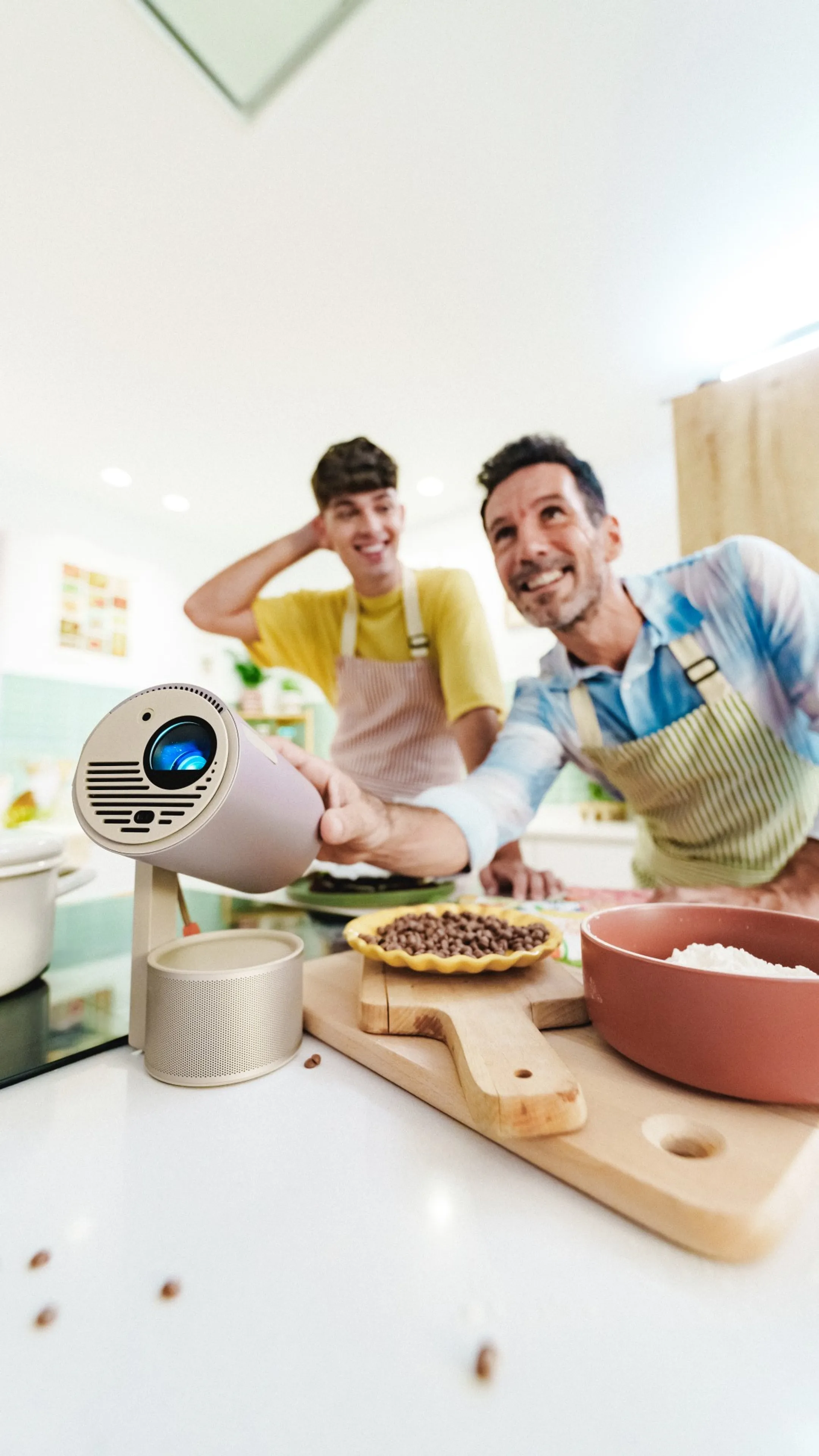 XGIMI Projecteur portable MoGo 3 Pro avec PowerBase Stand image