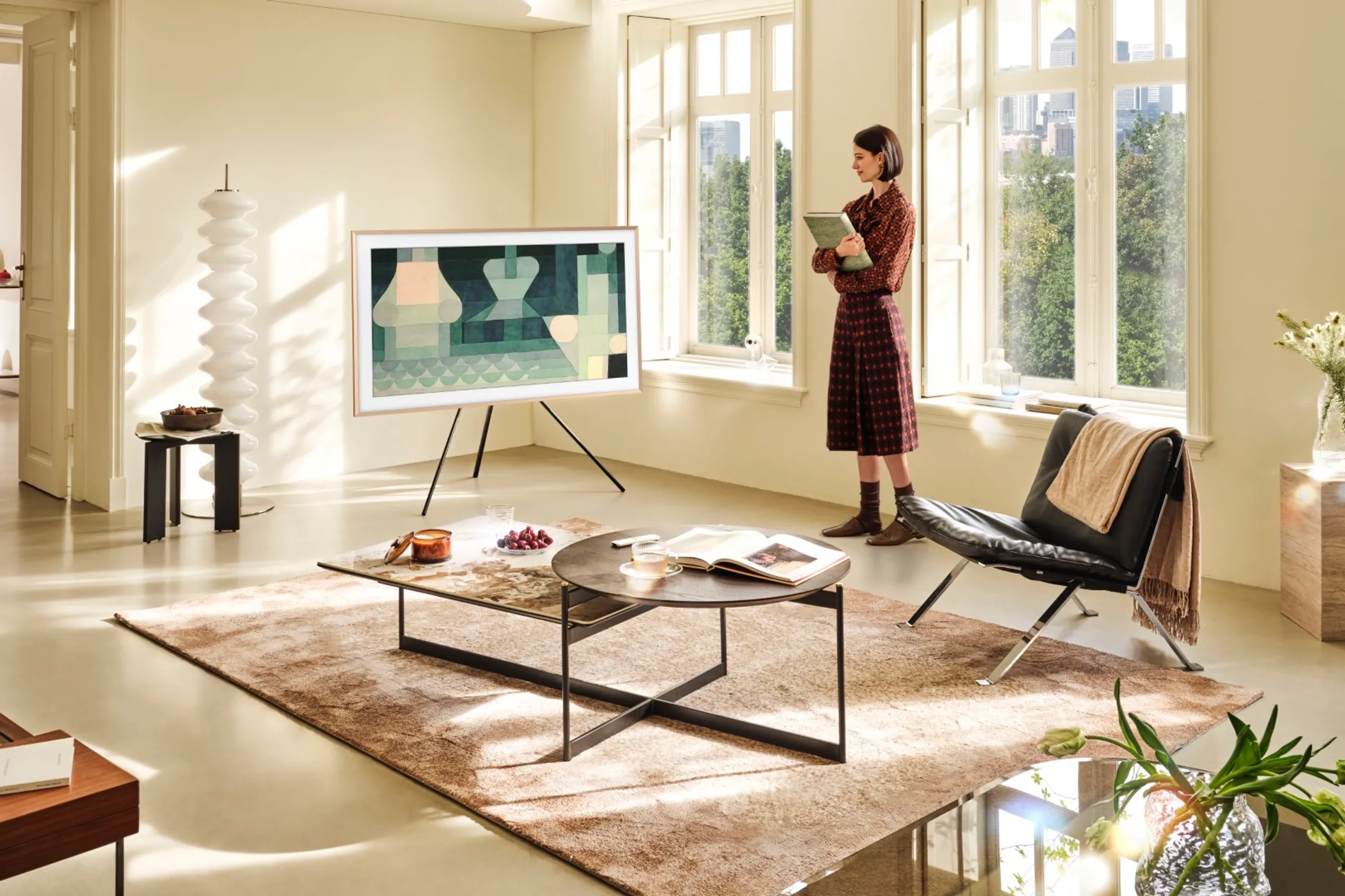 Samsung TV Neo QLED 4K The Frame Pro 75LS03FW - 75 pouces - Cadre Bois Clair inclus image