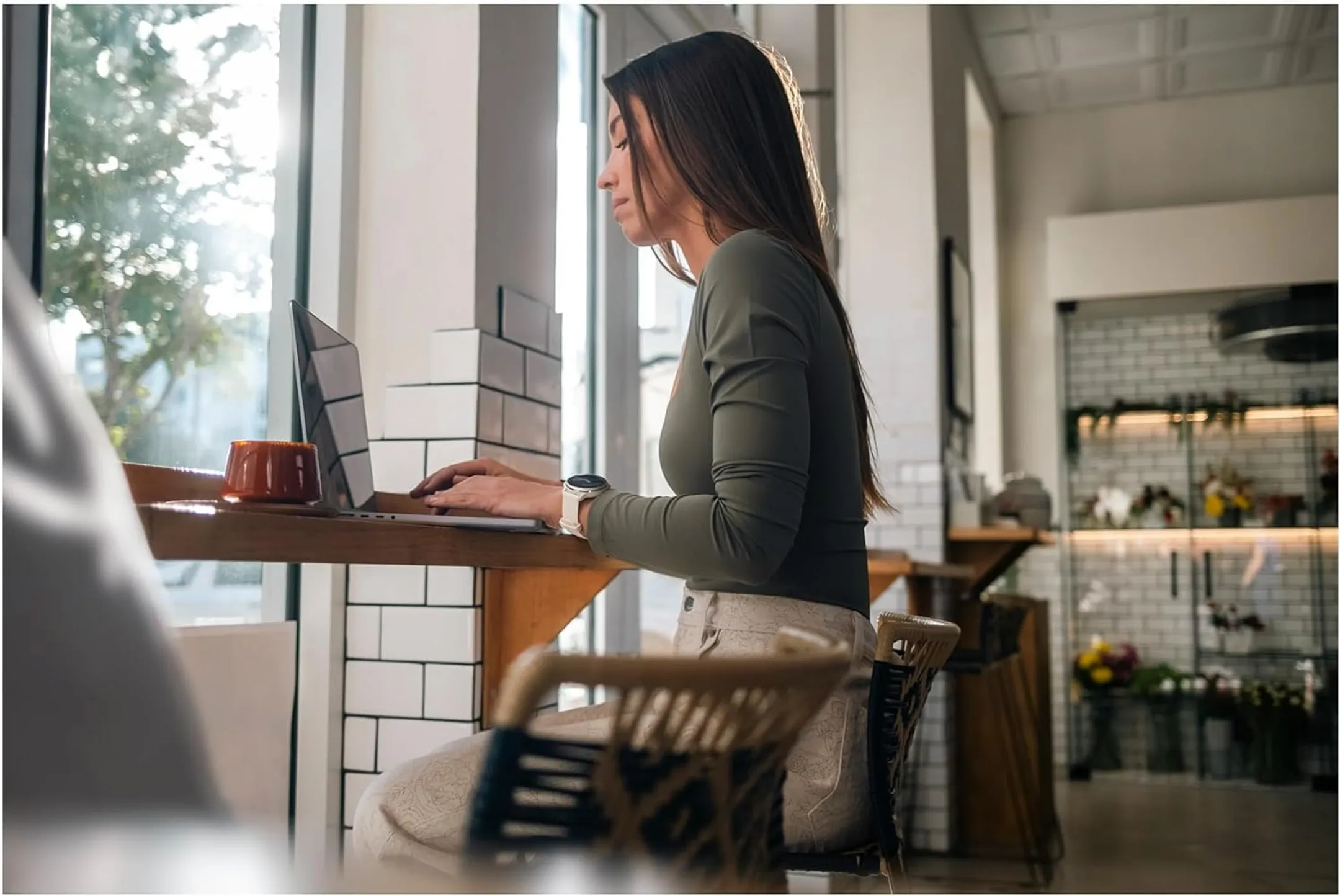 Garmin Smartwatch Vívoactive 6 - Lunar Gold image