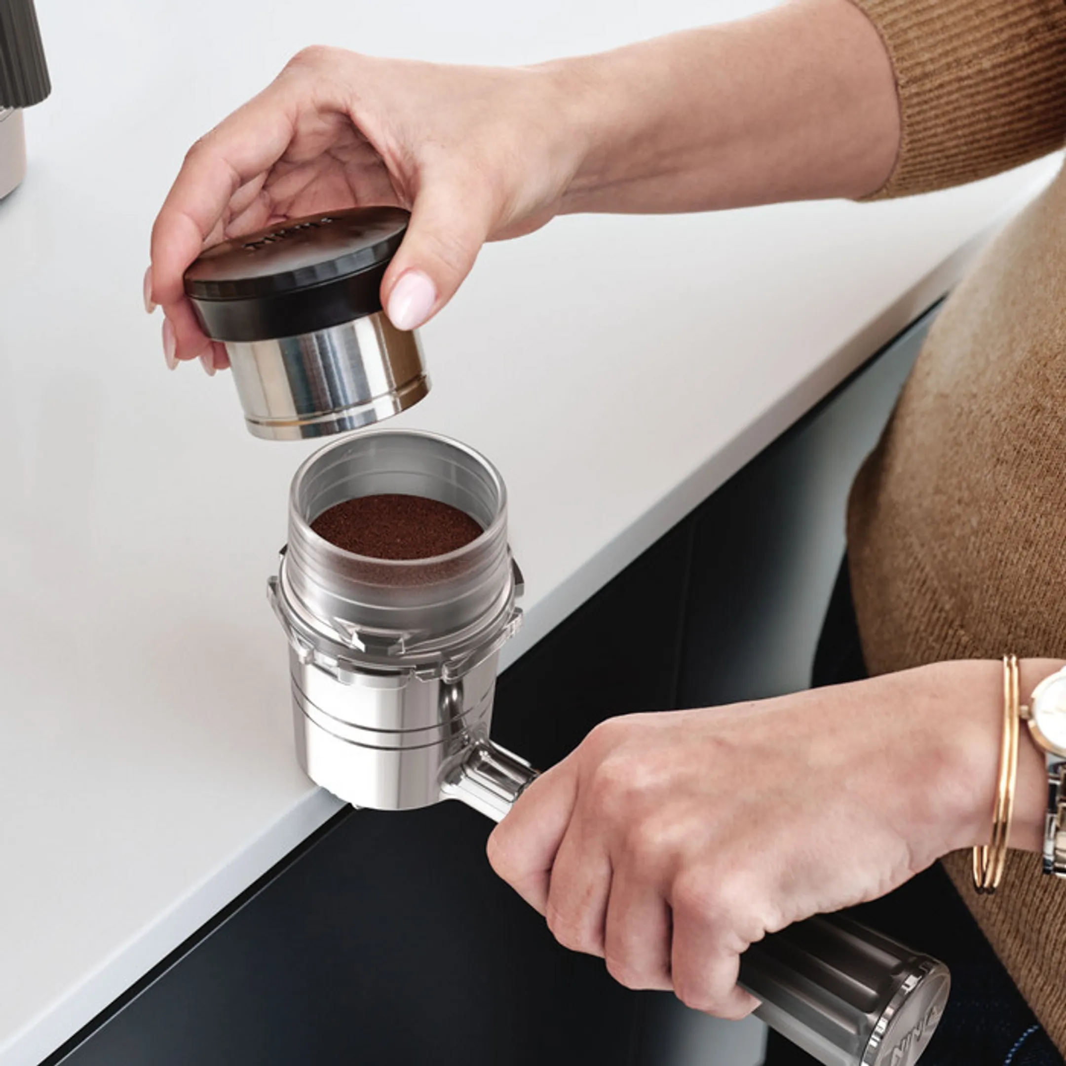 Semi-automatic coffee machine Luxe ES655EU 